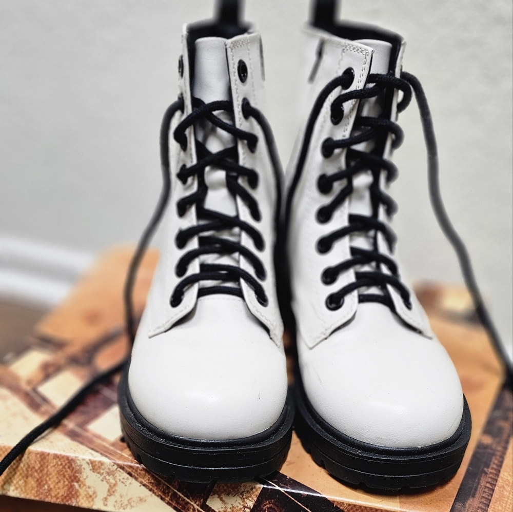 Womens white combat boot size 9